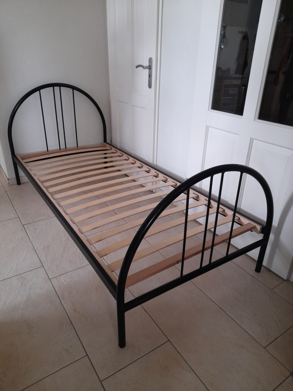 Zwart metalen1 persoons bed 90 x 200 ( in goede staat )