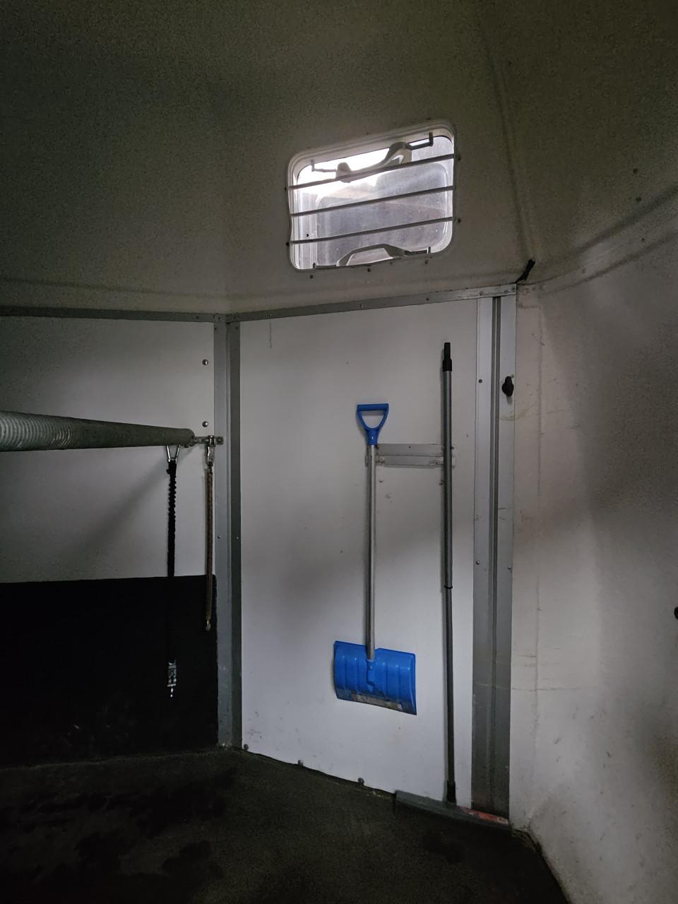 Westtrailers 1.5 paards trailer. Aanpikken en wegrijden.