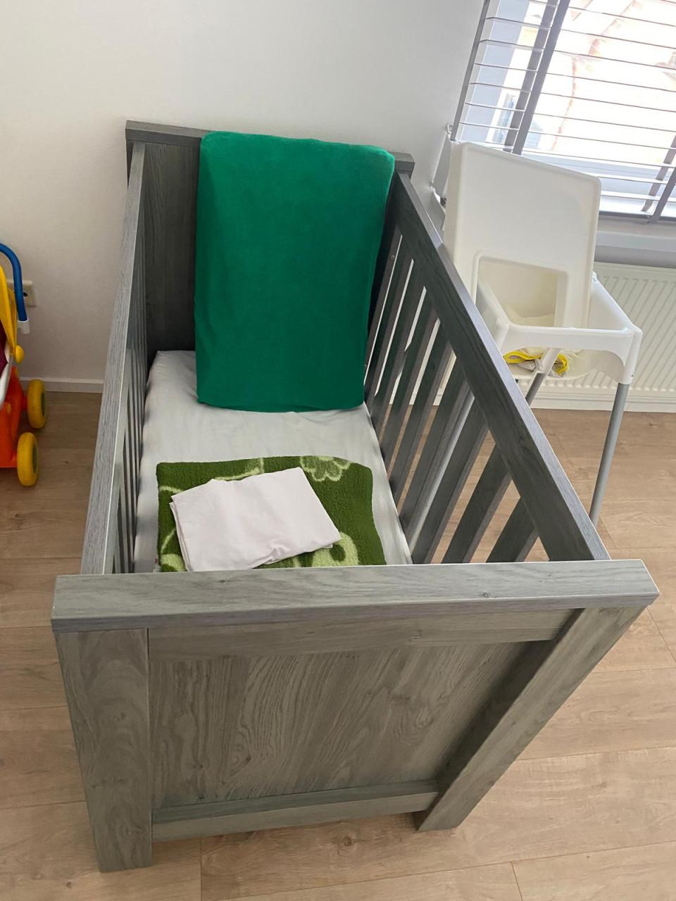 Stevig babybed en andere babyspullen