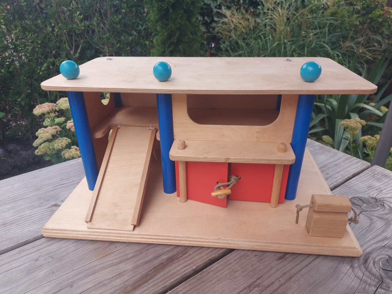Mooie, delijke vintage houten garage met 2 verdiepingen