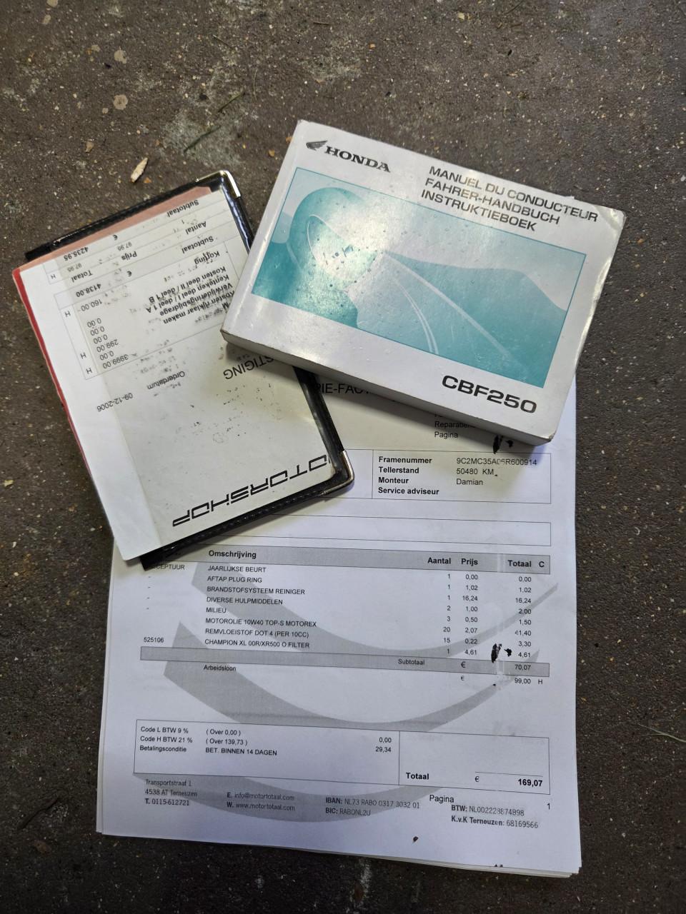 Honda CBF250 2007 met topkoffer en windscherm