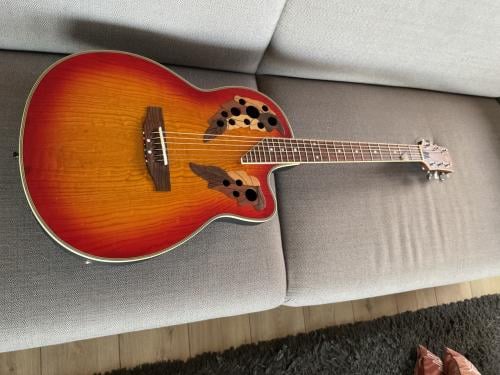 Gitaar extreme ovation model en lap steel H.Benton op statief