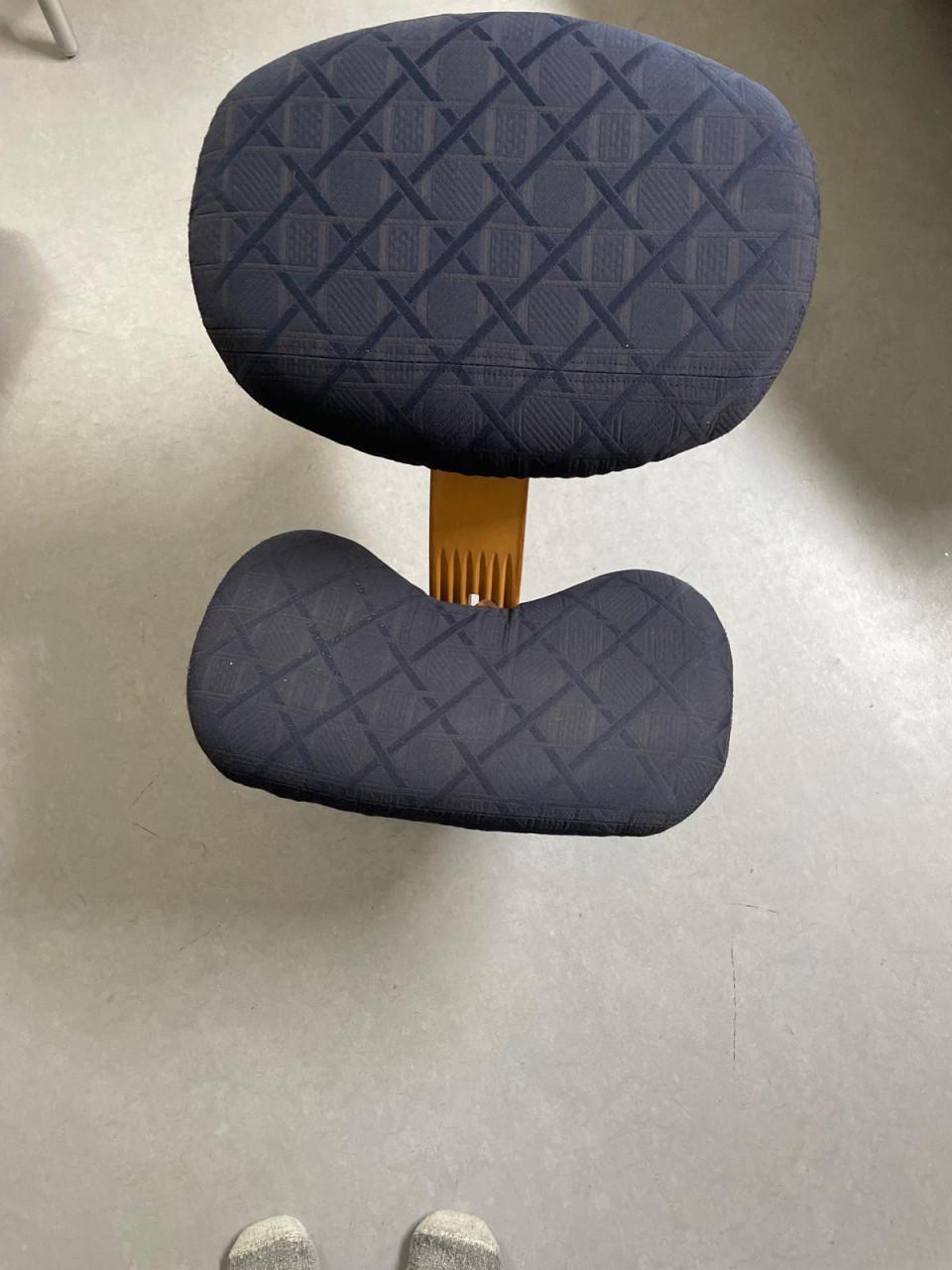 Gratis aangeboden balansstoel waarvan de zitting los is