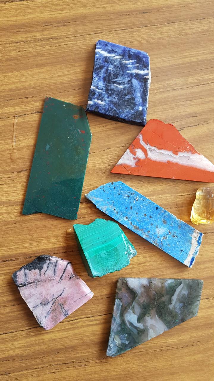 Gezaagde halfedelstenen en slijpmateriaal