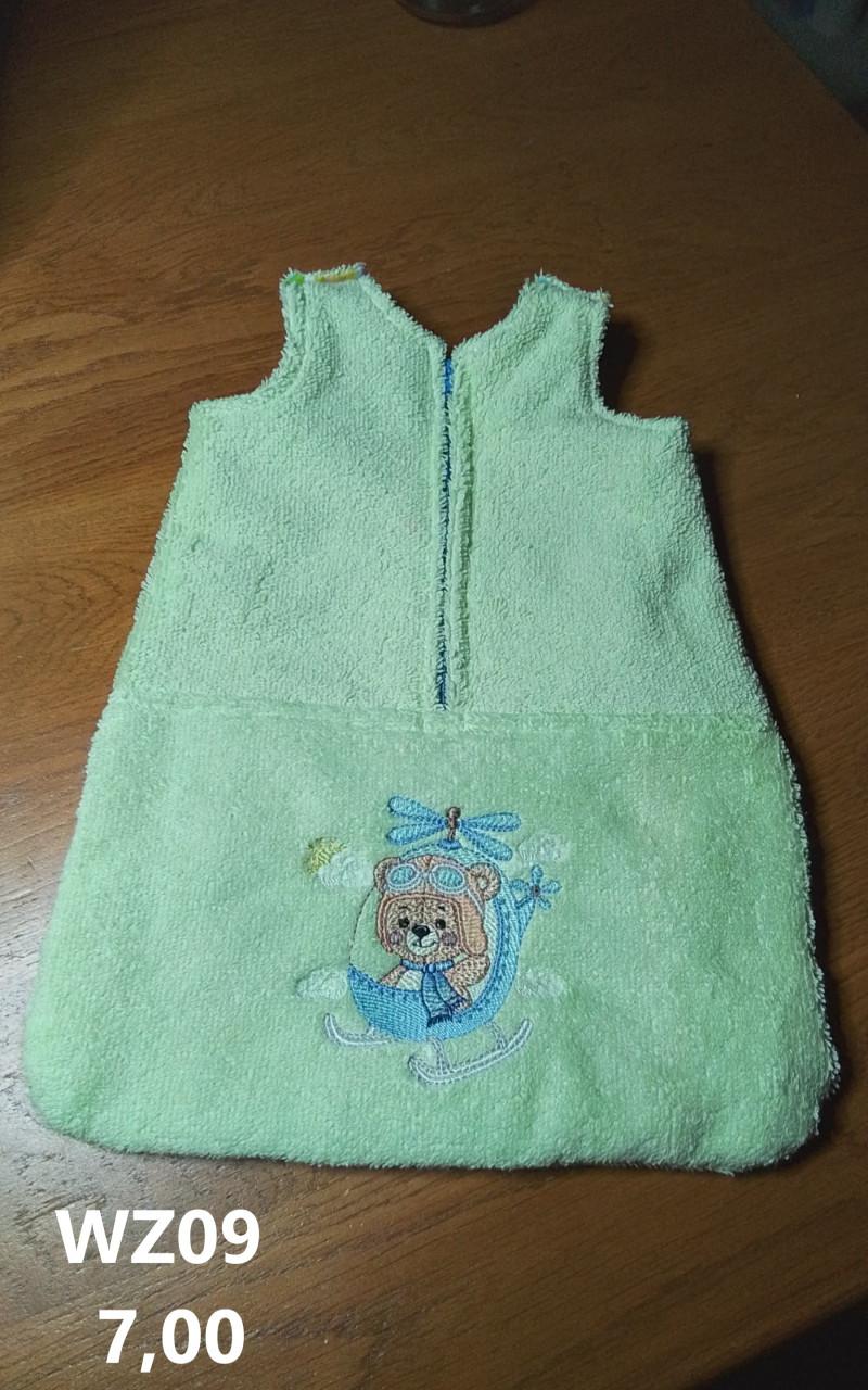 Poppenkleertjes baby born. Slaapzak. Opbrengst KiKa.