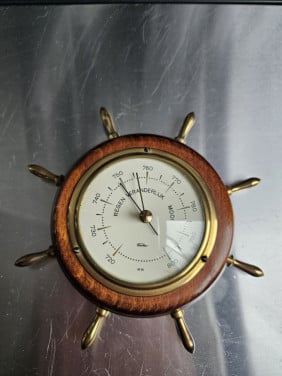 Klein antiek stuurwiel barometer in nette en werkende staat....