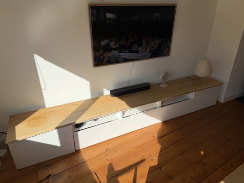 Ikea Besta TV meubel met eikenhouten plank (300x44cm)