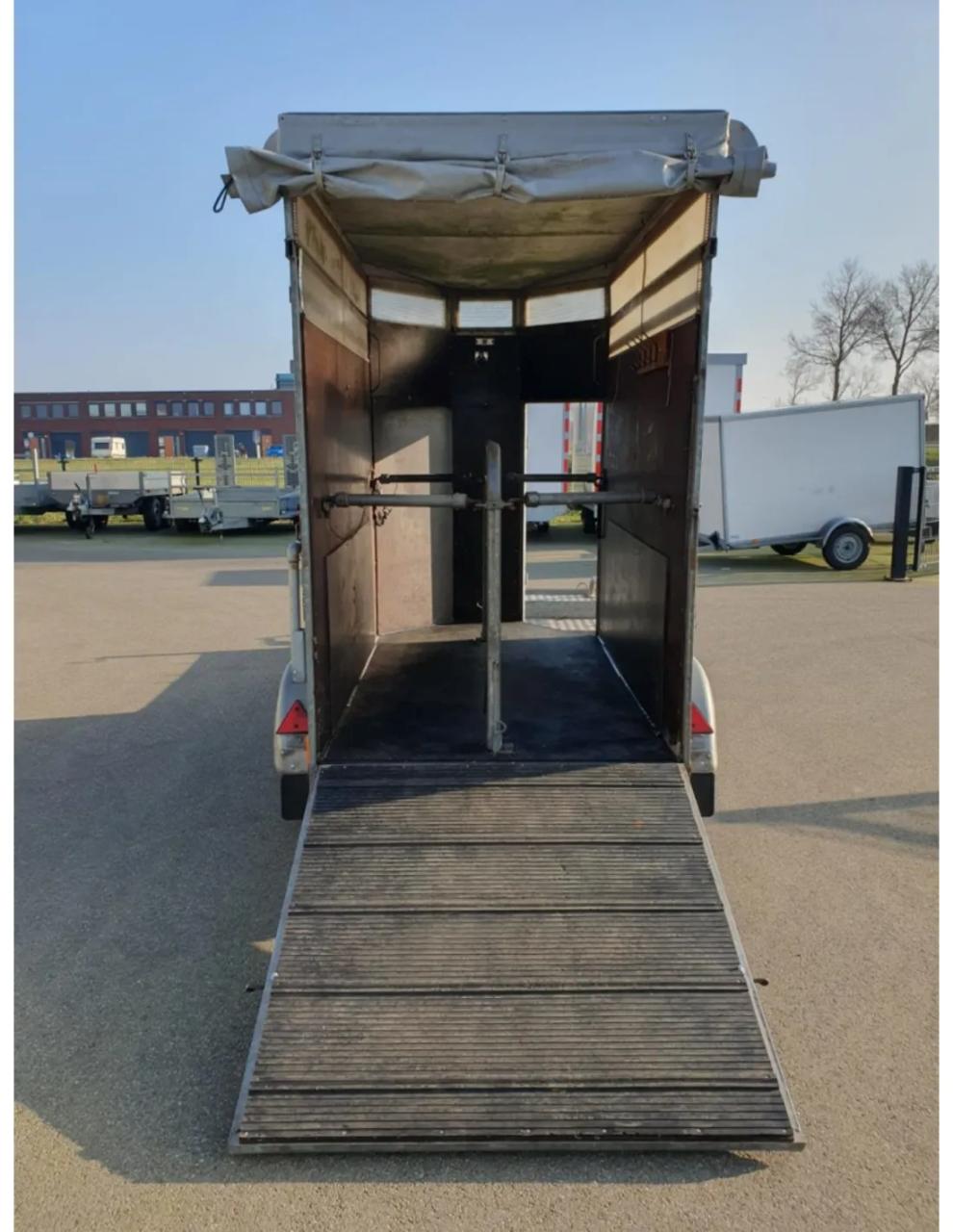 Ponytrailer met koetsframe