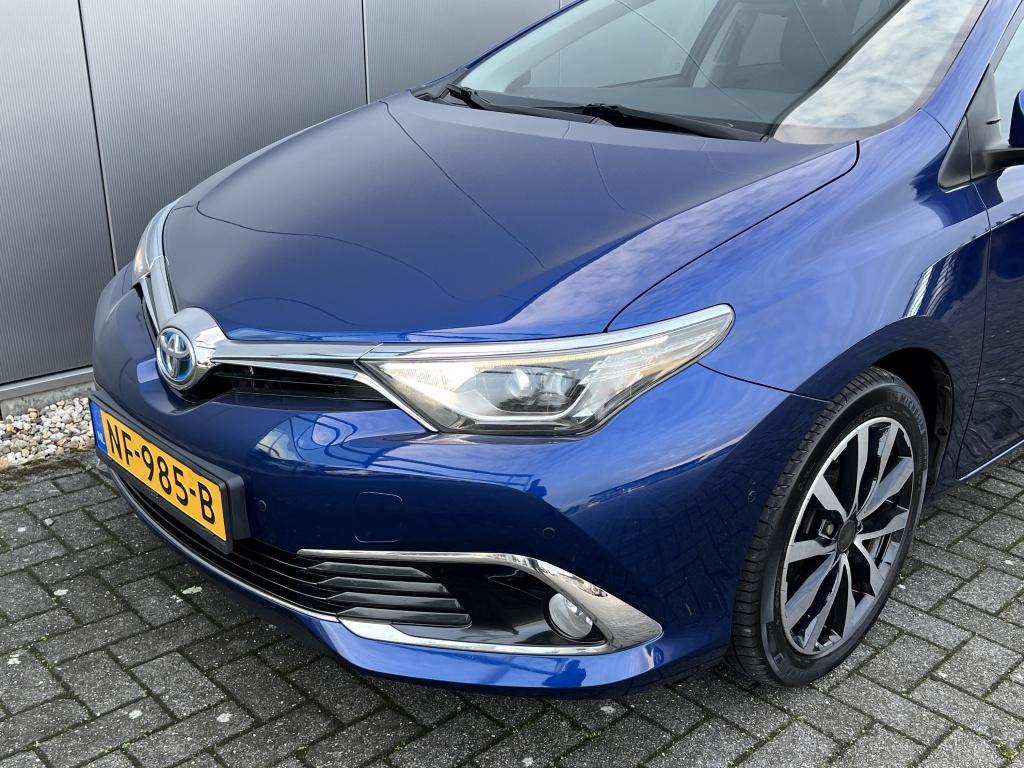 Toyota Auris 1.8 hybrid bus. pro