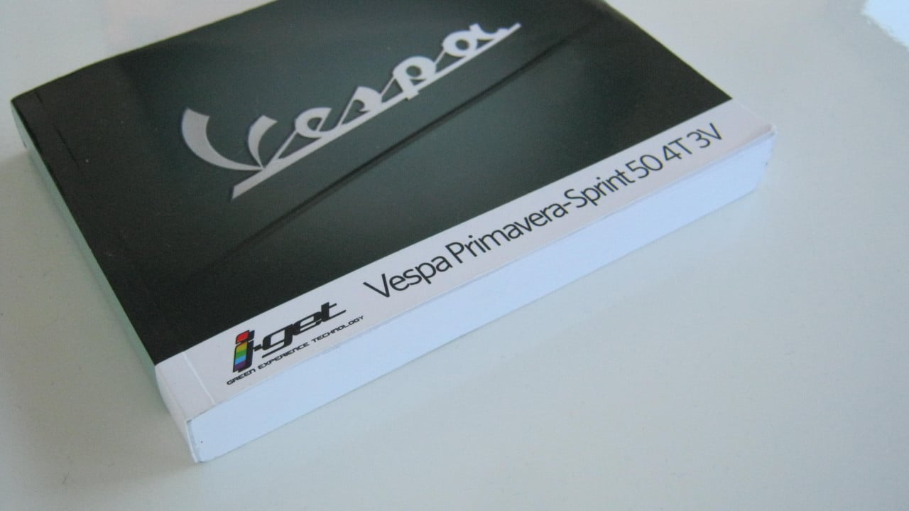 NIEUW VESPA BOEKJE IGET  VOOR 15 EURO