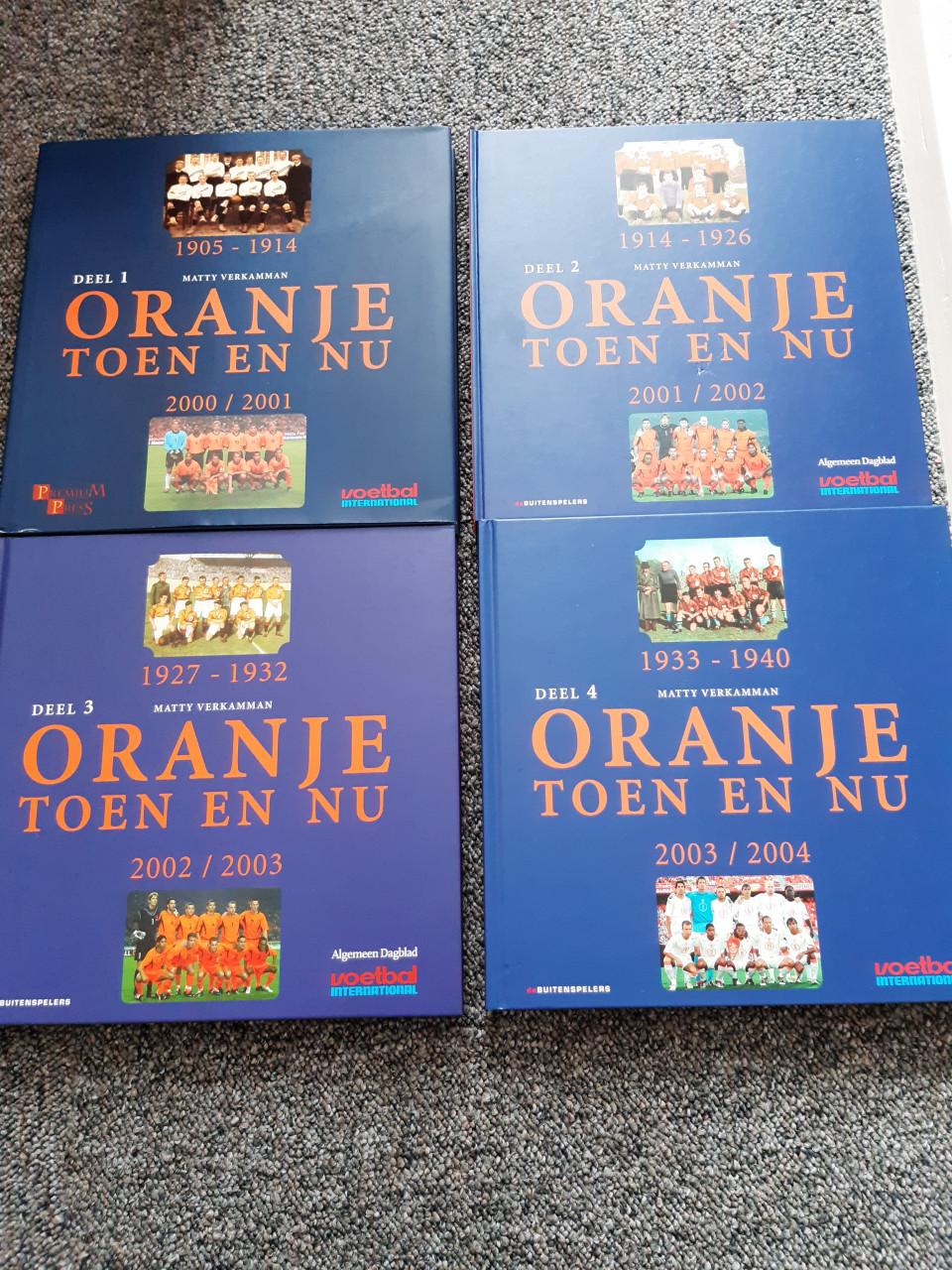 ORANJE TOEN EN NU VOETBALBOEKEN  DEEL 1-2-3-4- P.S 15,00 SAMEN 50,00