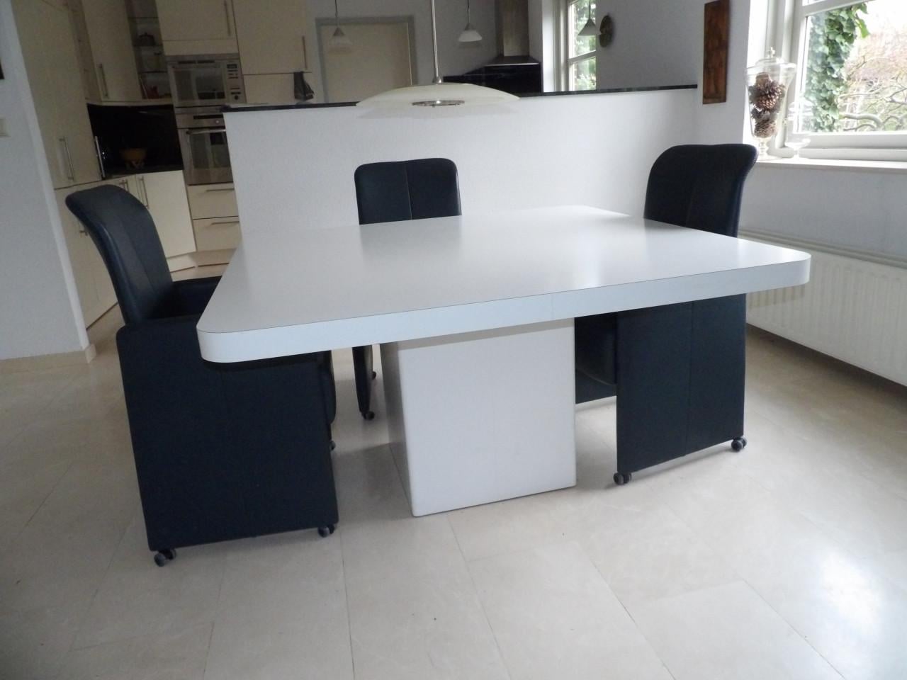 Witte zeer degelijke tafel + 4 verrijdbare leren stoelen