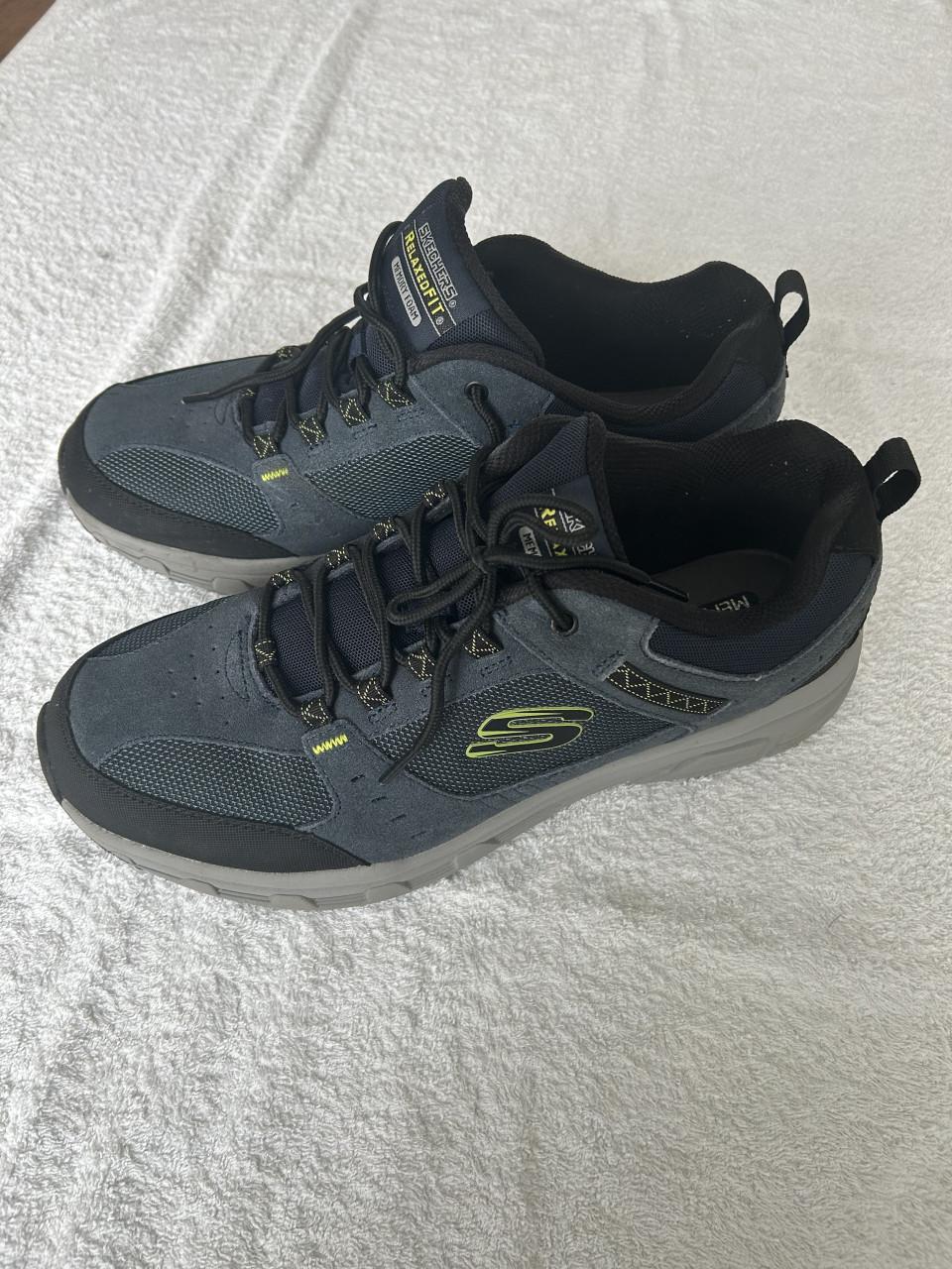 Paar echte sneakers en paar modieuze schoenen