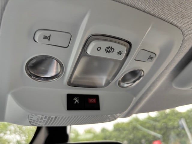 Peugeot 208 blue l. allure 1.2 pt-82pk | navigatie & bluetooth & applecarpl
