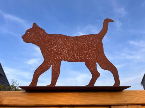 2 metalen katten