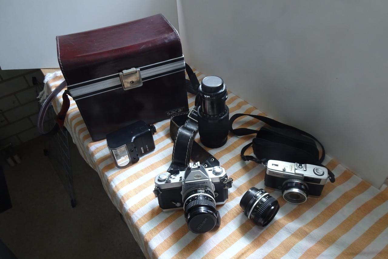 Analoge vintage fotocamera's in koffer