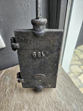 Mooi antiek wafelijzer voor open vuur of op een fornuis