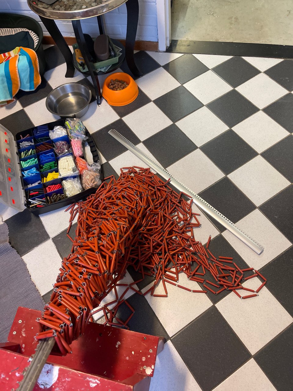 Vliegengordijn van hulzen en los materiaal