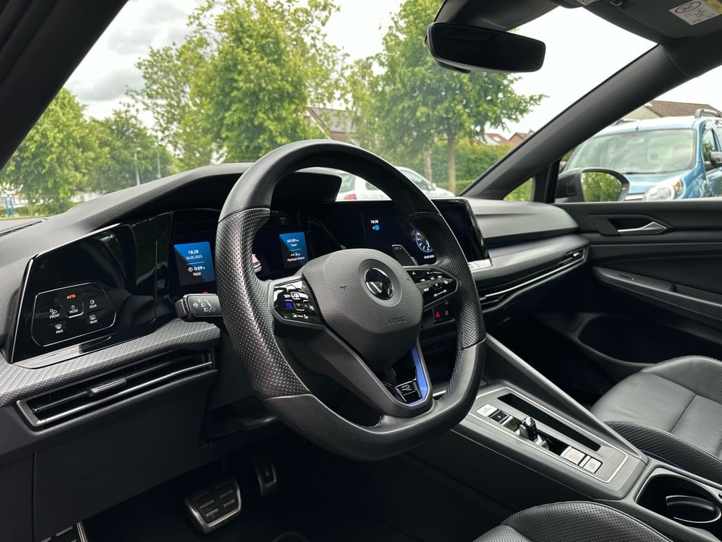 Volkswagen Golf 2.0 tsi r 4motion // panoramadak // akrapovic
