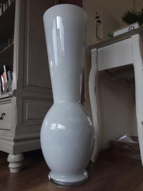 Grote witte glazen vaas