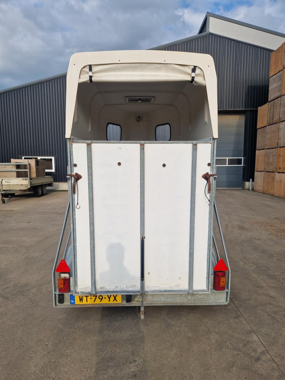 Paardentrailer weijer