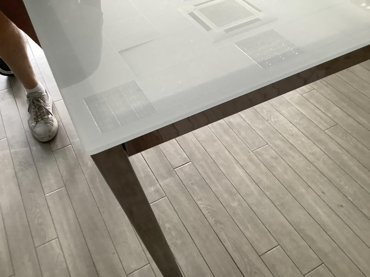 Keukentafel metaal onderstel met mat glazen blad. 135x85cm
