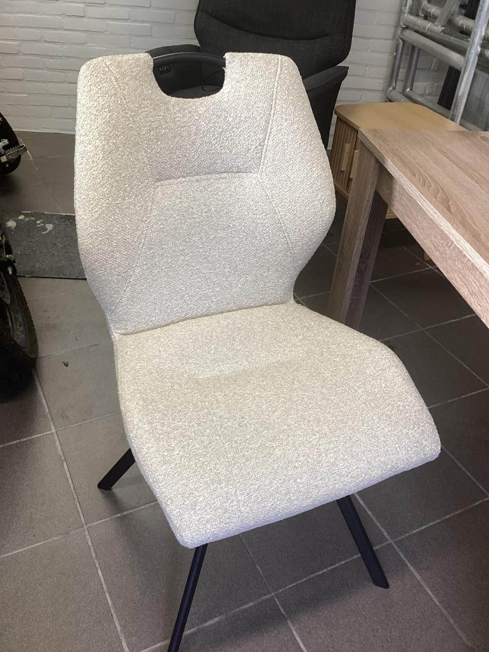 Stoel,tafel,stoelen,kastje juli 2025 samen €175