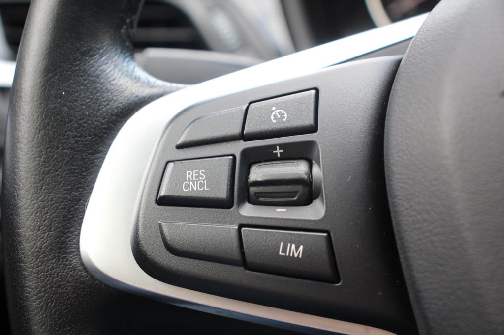 BMW X1 xdrive20i sport line automaat - led - pano - navi - stoel verw - cru