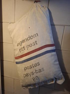Te koop; 2 st. PTT postzak loungebank kussens