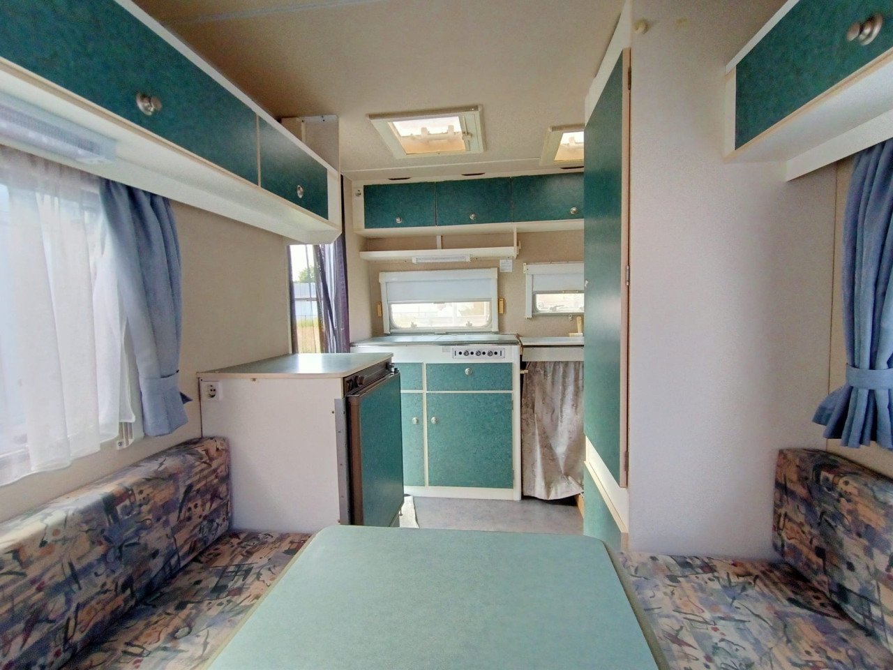 Prachtige Kip Kompakt 370 , 1995 met tent , vast toilet en raamluifels