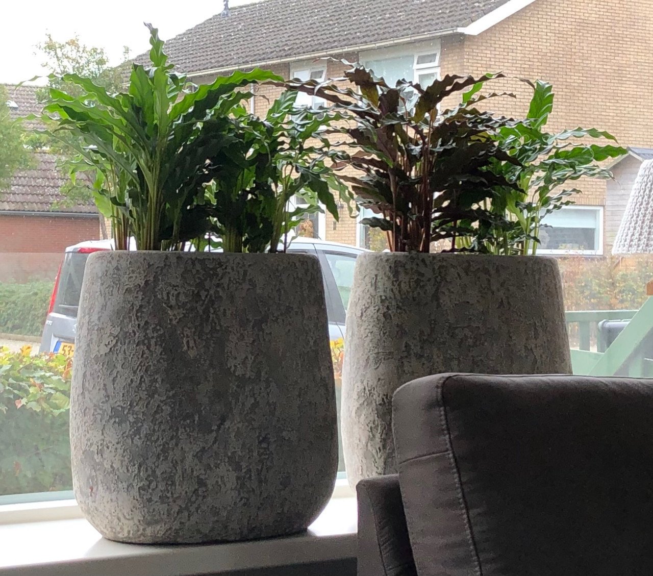 2x grote stenen bloempotten, landelijke stijl.