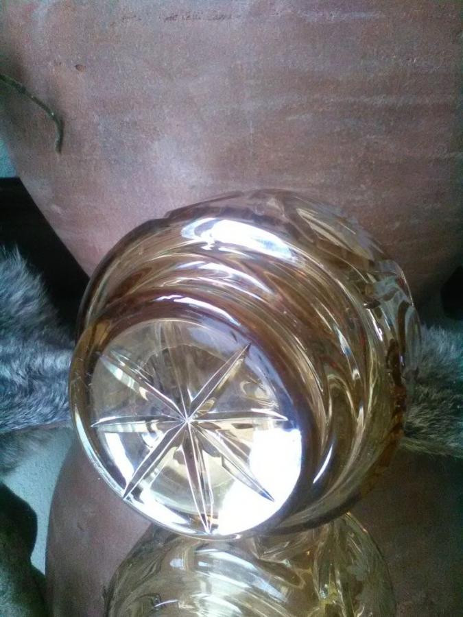 Oud likeursetje van amberkleurig persglas