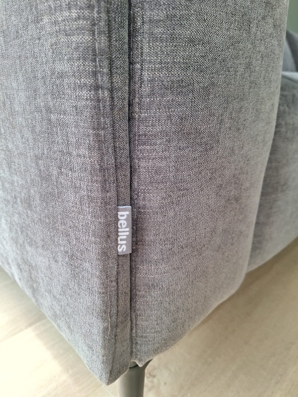 Mooie grijze bank met chaise longue van merk Bellus (model Nice)