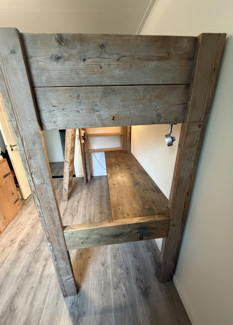 Hoogslaper incl bureau van steigerhout