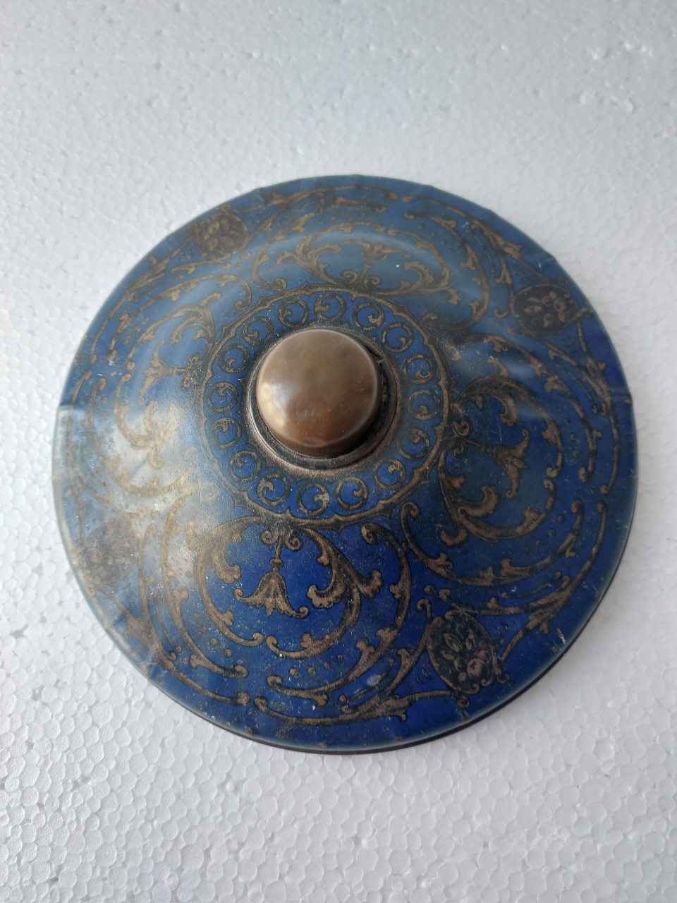 OUD ROND BLIK OP VOET.