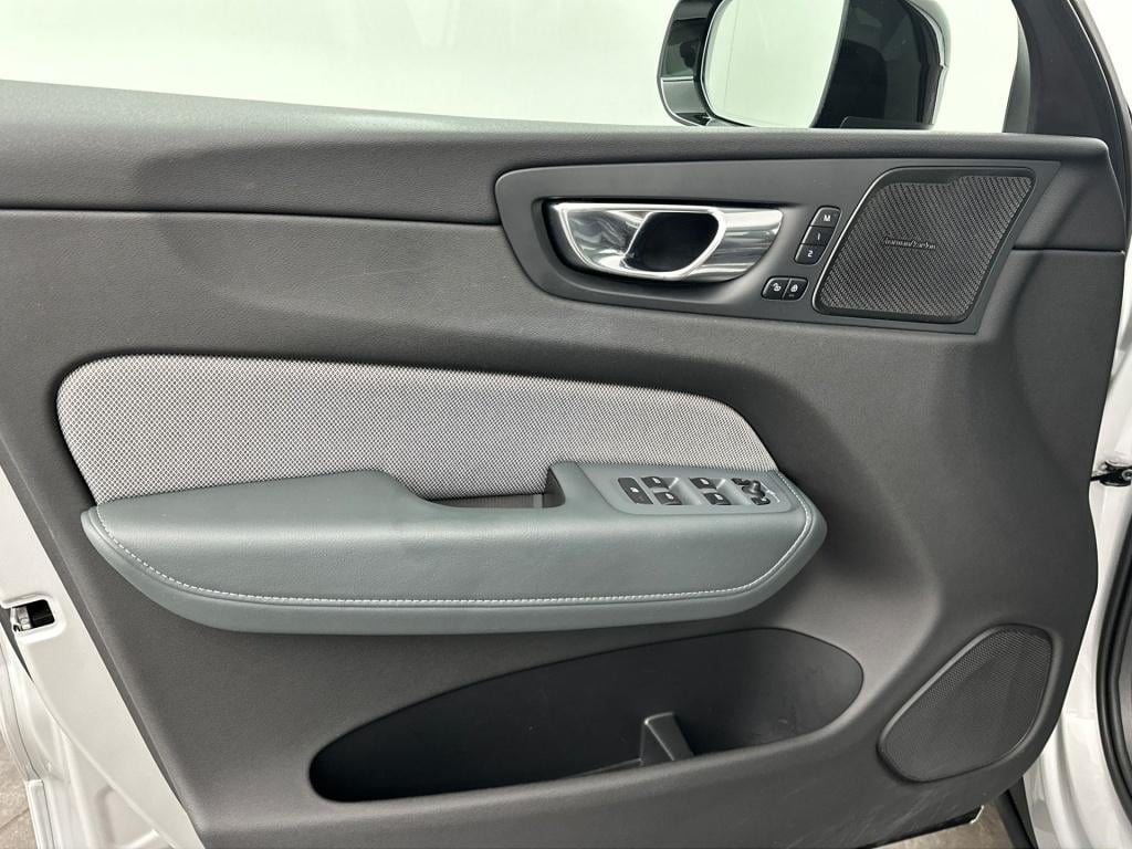 Volvo XC60 b5 264pk r-design| pano| camera| stoelverwarming| trekhaak