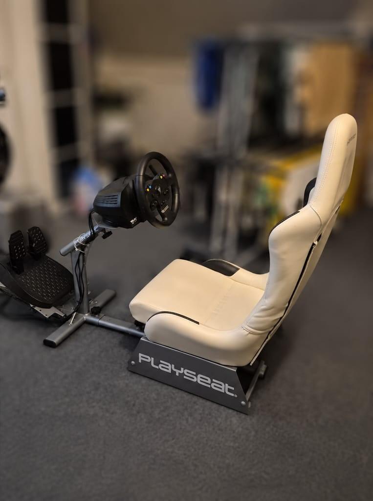 Playseat met thrustmaster force feedback stuur