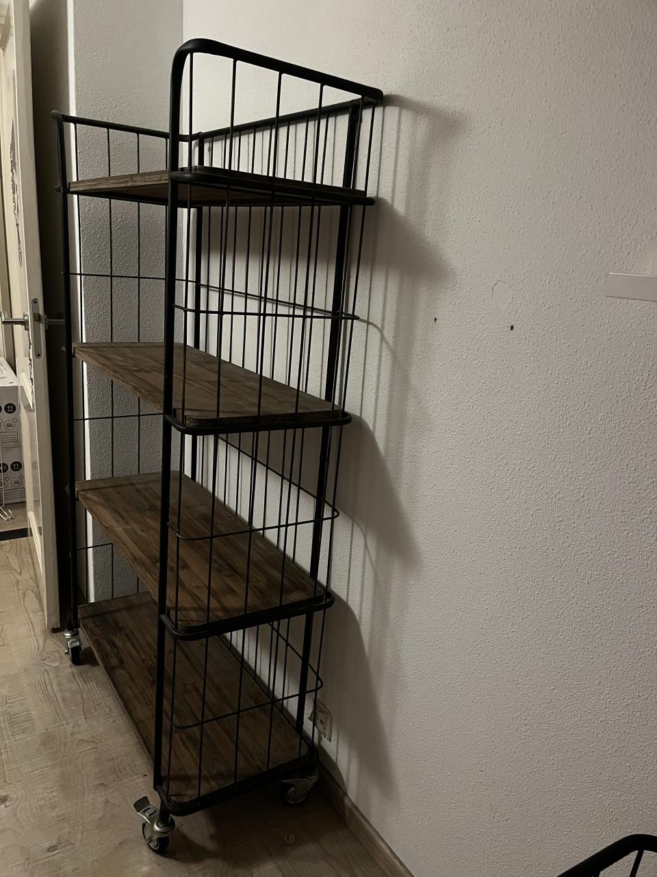 Industriële kast op wieltjes