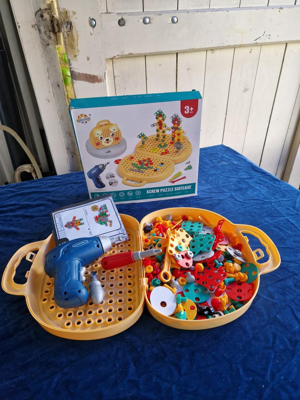 Collectie van kinderboeken, puzzels, spelletjes, etc