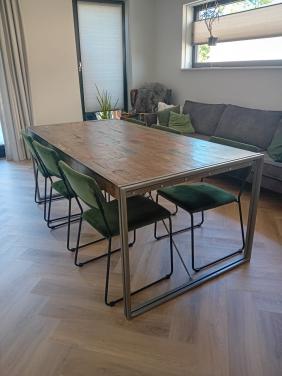 Gratis af te halen: mangohouten eettafel