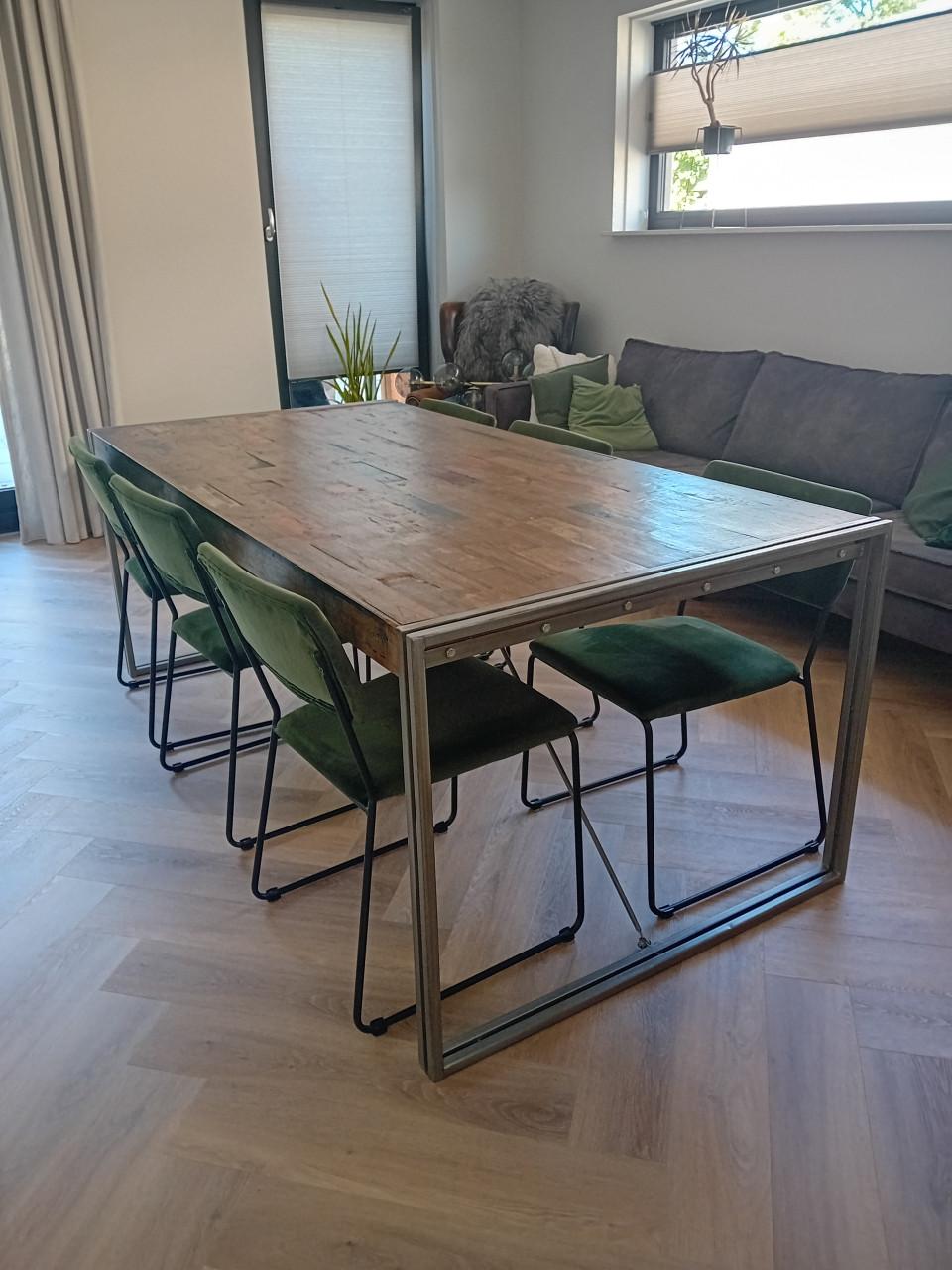Gratis af te halen: mangohouten eettafel