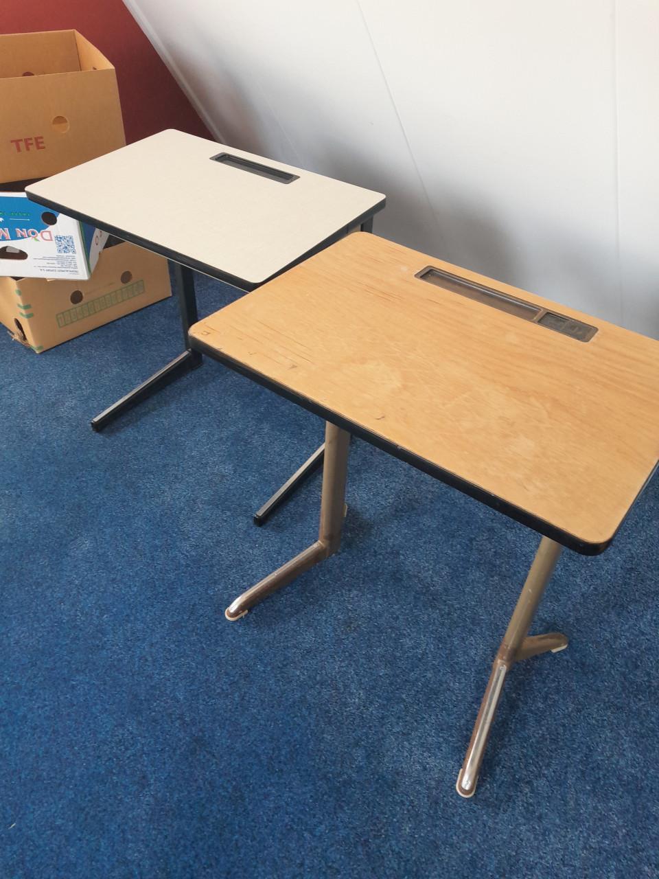 Twee oude schooltafeltjes