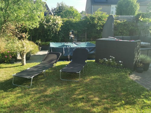 2 ligbedjes, alsnieuw. Volledig inklapbaar met handvat.