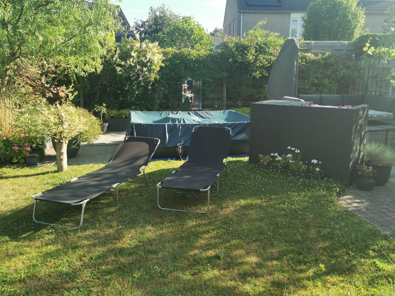 2 ligbedjes, alsnieuw. Volledig inklapbaar met handvat.