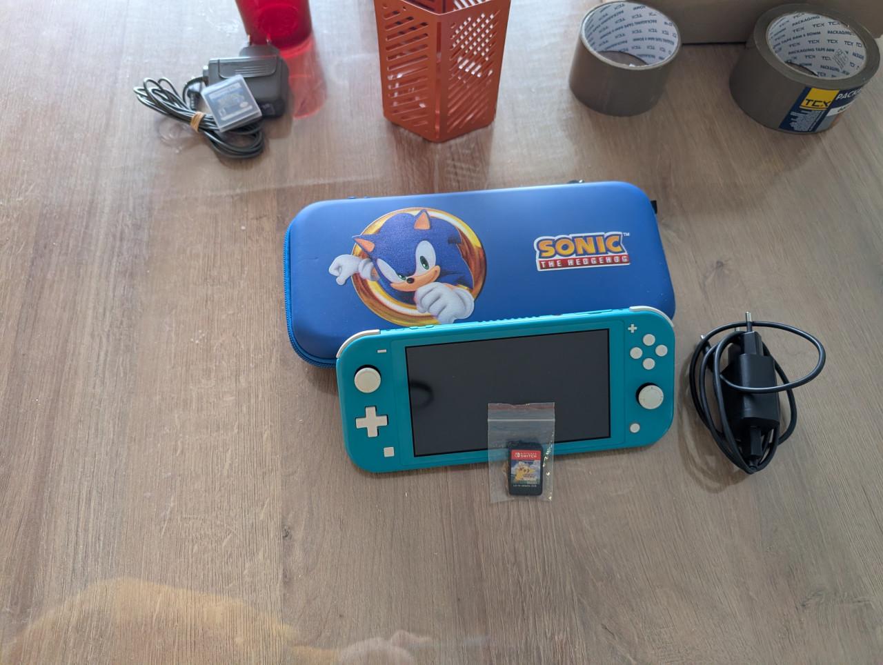 Nintendo Switch Lite Turquoise + Pokémon Let's Go Pikachu