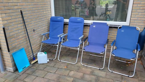 Gratis klapstoelen jerrycan dienblad bezem