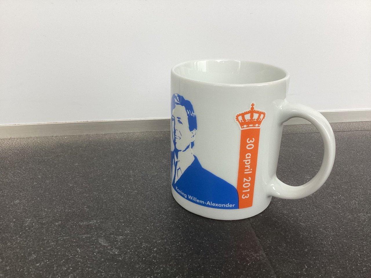 Onbeschadigde Bevrijdingsbeker 5 mei 1945 + Koninklijk Huis bekers.