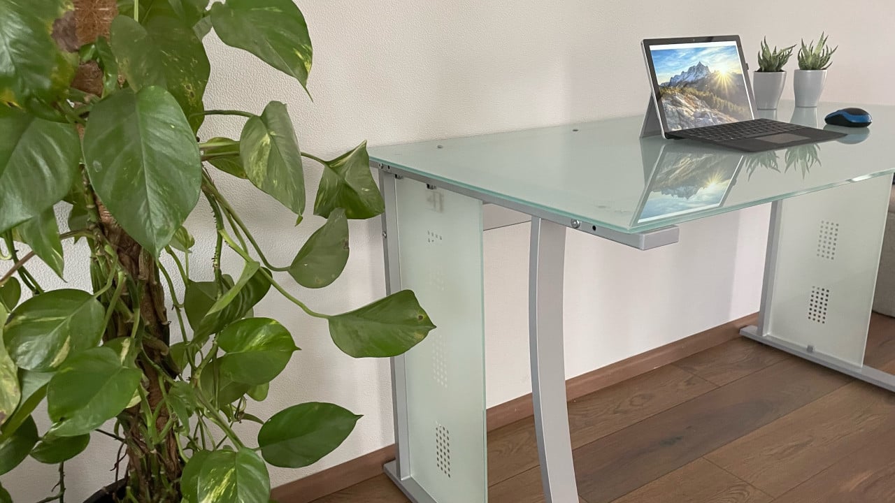Prachtig bureau hardglas met boekenkast