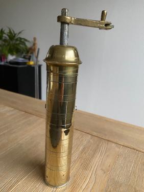 Oude koperen koffiemolen uit Macedonie