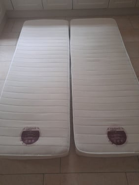 2 matrassen van 70 x 200 x 15  ( in goede staat )